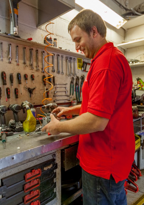 Stian på verkstedet jobber med en kantklipper