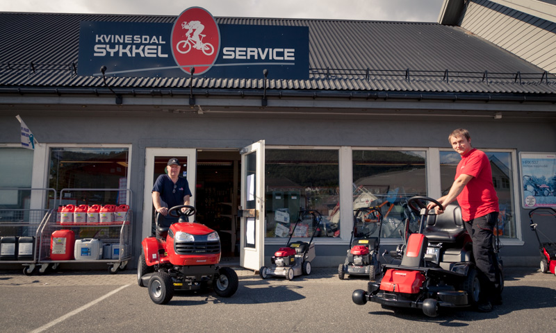 Bolli og Stian foran butikken